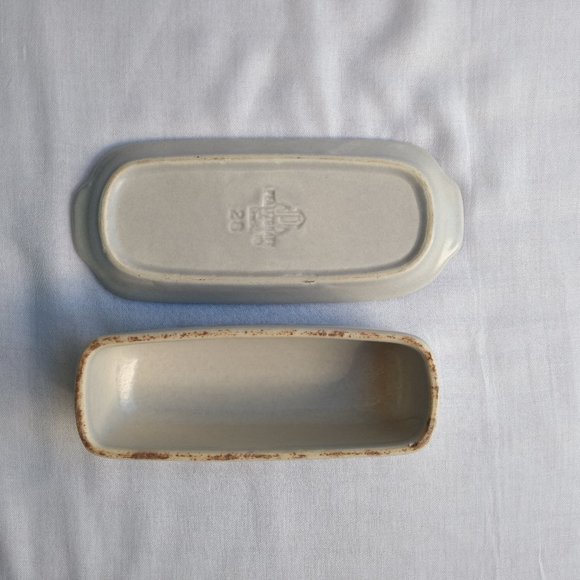 Vintage Pfaltzgraff Stoneware Yorktowne Covered Butter Dish - Picture 2 of 7